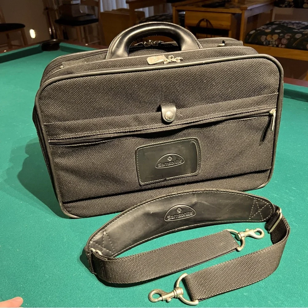 Samsonite Briefcase laptop/computer messenger-style bag with shoulder strap